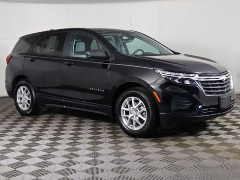 Used 2024 Chevrolet Equinox LS w/ LS Convenience Package FWD image 2