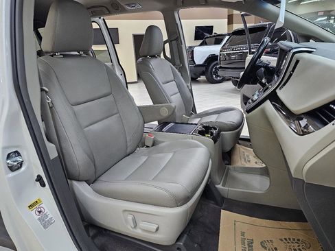 Used 2016 Toyota Sienna XLE FWD image 18