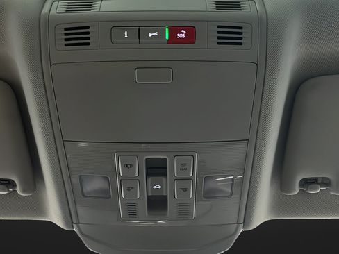 Used 2025 Volkswagen Jetta SE w/ Sunroof Package FWD image 32