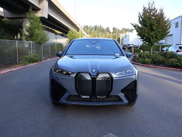 Used 2023 BMW iX xDrive50 w/ Sport Package AWD/4WD image 3