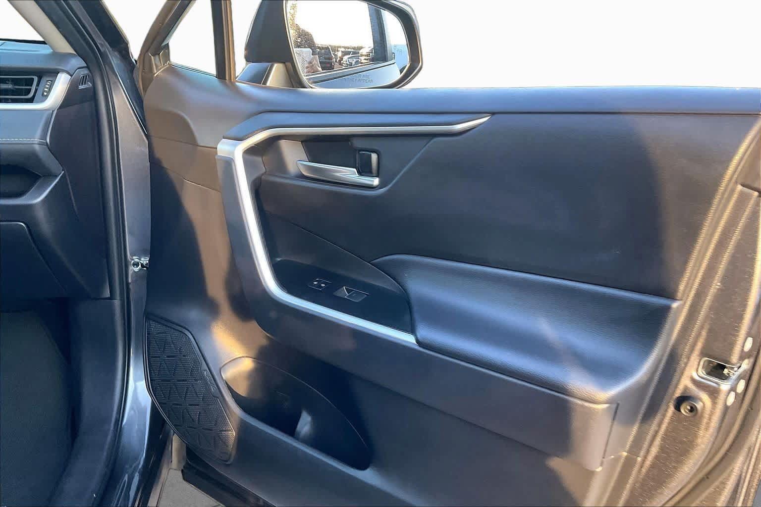Used 2025 Toyota RAV4 XLE FWD image 22