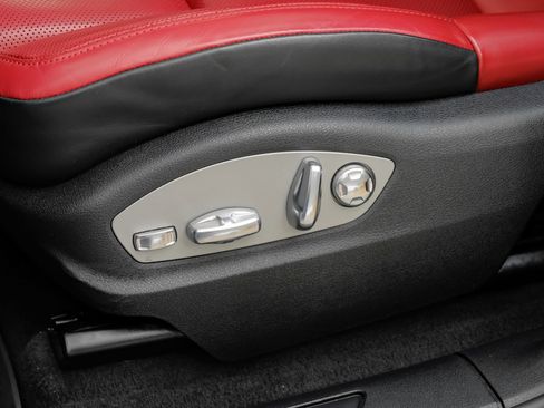 Used 2024 Porsche Macan AWD/4WD image 35