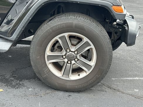 Used 2018 Jeep Wrangler Unlimited Sahara image 13