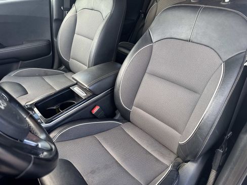 Used 2022 Kia Niro EX image 22