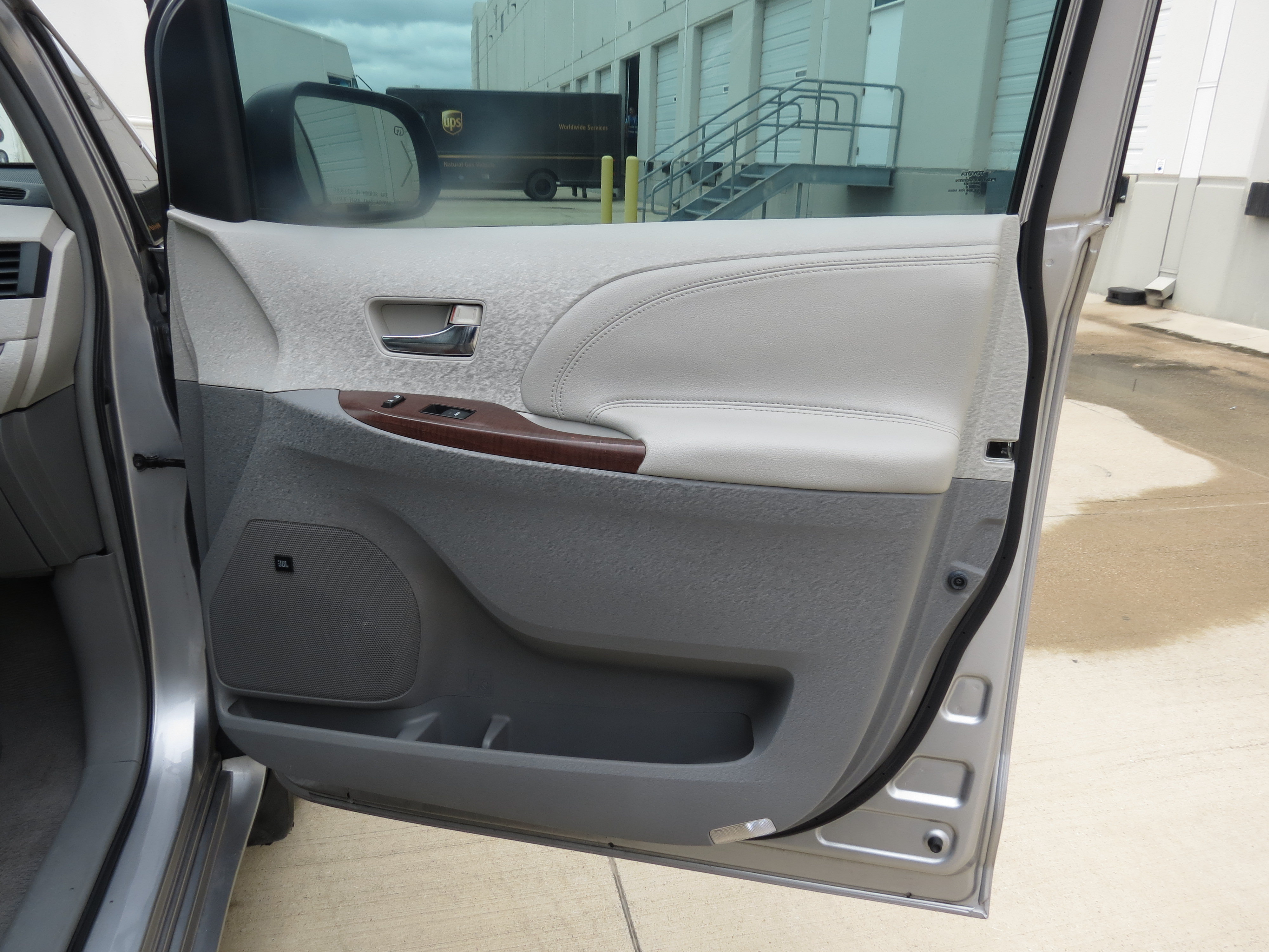 Used 2011 Toyota Sienna Limited w/ Premium Pkg FWD image 30