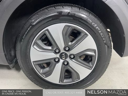 Used 2017 Kia Niro FE FWD image 10