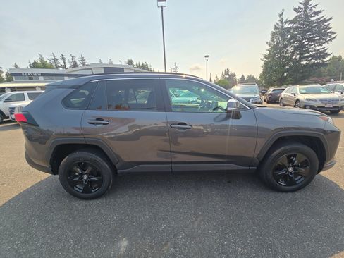 Used 2019 Toyota RAV4 XLE w/ Carpet Mat Package AWD/4WD image 8