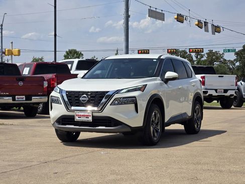 Used 2023 Nissan Rogue SV image 2