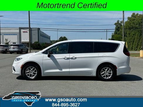 Used 2024 Chrysler Pacifica Touring-L FWD image 3