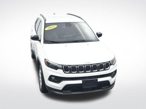 Used 2025 Jeep Compass Latitude image 27