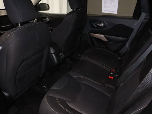 Used 2017 Jeep Cherokee Latitude w/ Comfort/Convenience Group AWD/4WD image 20