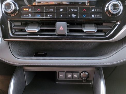 Used 2020 Toyota Highlander Limited image 21