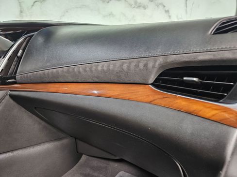 Used 2019 Cadillac Escalade Premium Luxury w/ Escalade Sport Edition AWD/4WD image 19