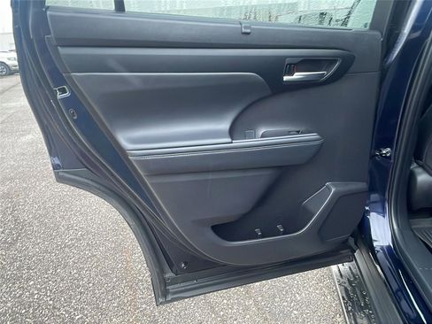 Used 2025 Toyota Highlander XLE image 17