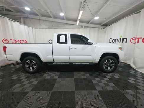 Used 2017 Toyota Tacoma TRD Sport w/ Exterior Package image 10