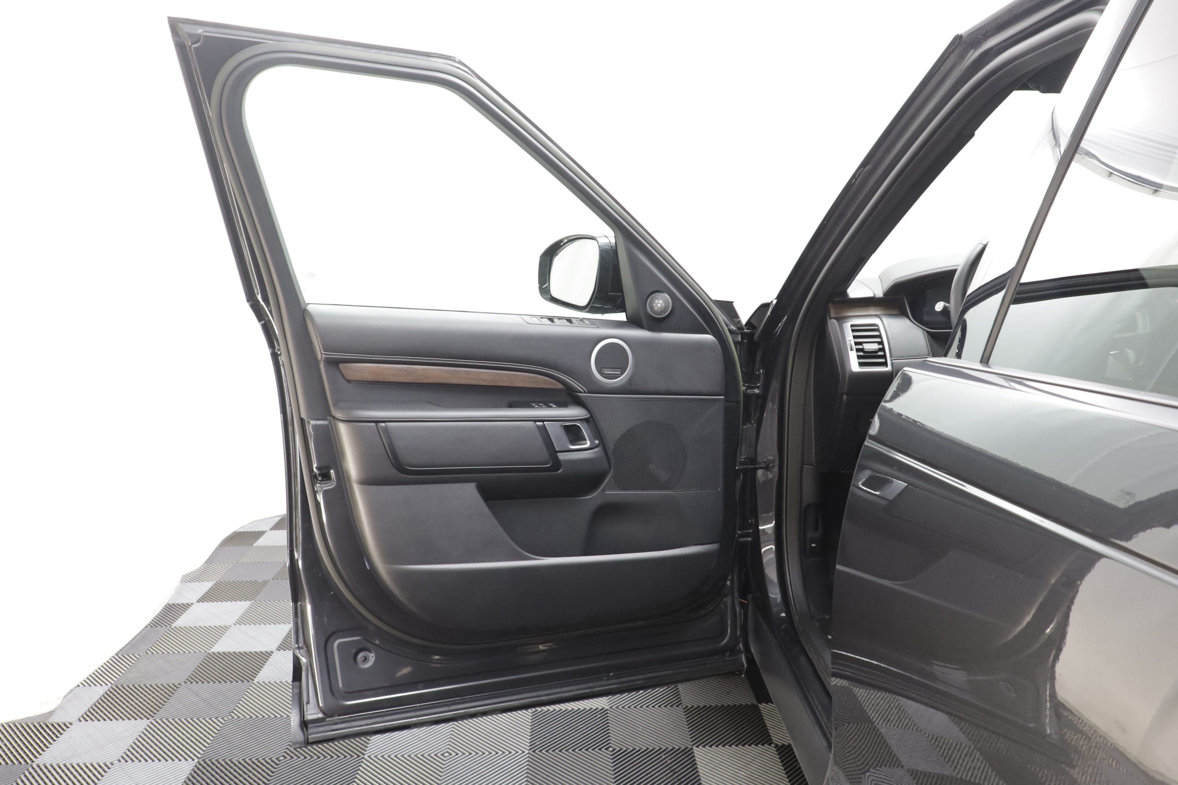 Used 2023 Land Rover Discovery Metropolitan Edition AWD/4WD image 5