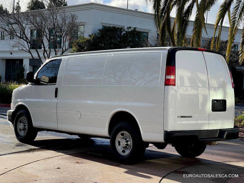 Used 2017 Chevrolet Express 2500 image 8