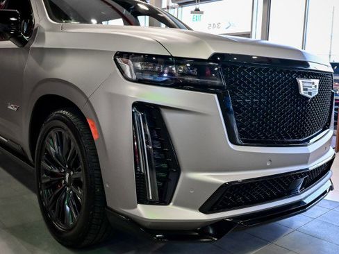 Used 2023 Cadillac Escalade V w/ LPO, ONYX Package image 11