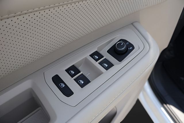 Certified 2024 Volkswagen Atlas SE FWD image 12