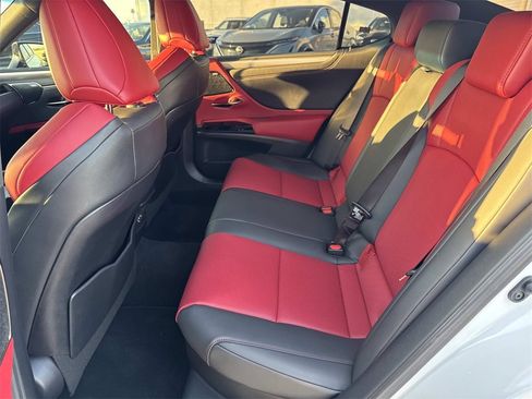 Used 2024 Lexus ES 300h F Sport image 13