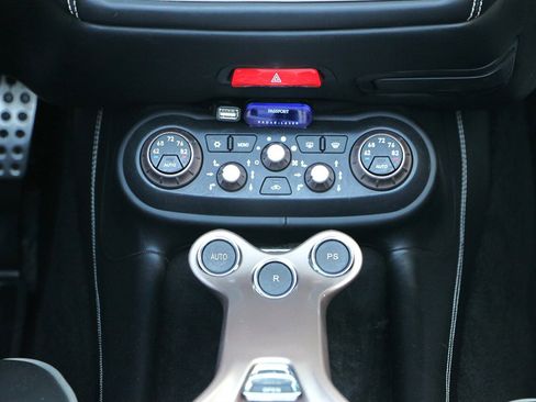 Used 2014 Ferrari California image 33