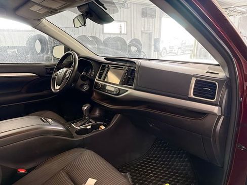 Used 2018 Toyota Highlander LE AWD/4WD image 12