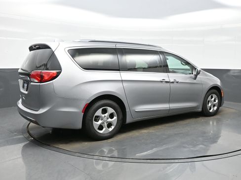 Used 2017 Chrysler Pacifica Touring-L Plus image 6
