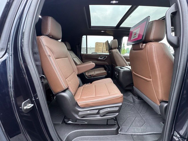 Used 2023 Chevrolet Suburban High Country AWD/4WD image 33