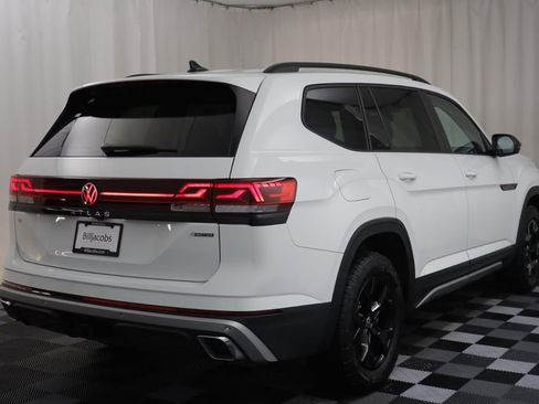 Used 2025 Volkswagen Atlas Peak Edition SE AWD/4WD image 16