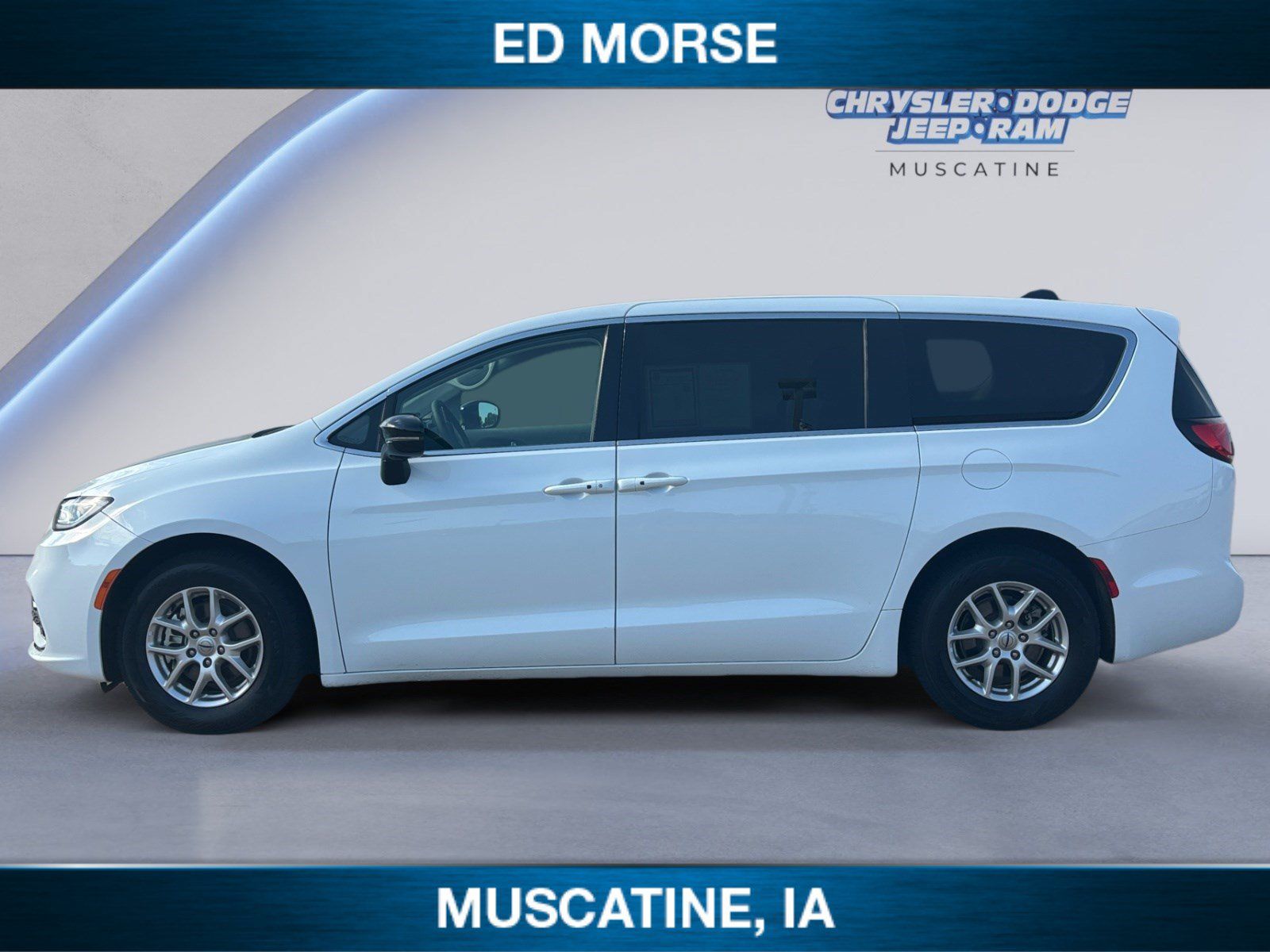 Used 2024 Chrysler Pacifica Touring-L FWD image 2