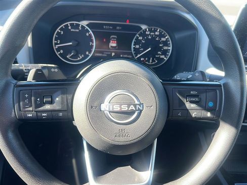 Used 2023 Nissan Rogue SV image 9