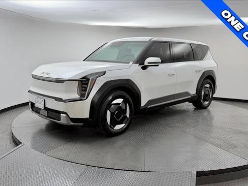 Used 2024 Kia EV9 Light Long Range RWD image 2