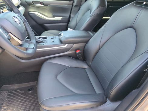 Used 2025 Toyota Highlander XLE image 18