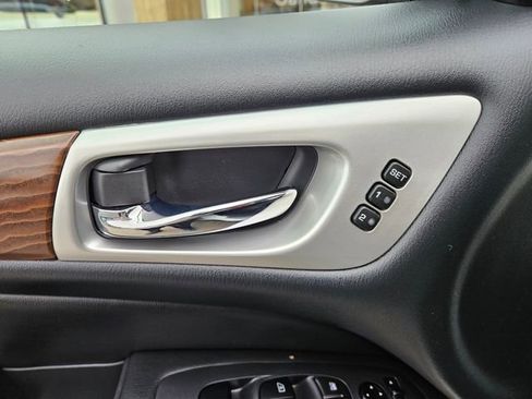 Used 2020 Nissan Pathfinder Platinum image 19