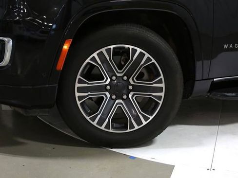 Used 2023 Jeep Wagoneer L Series II image 2