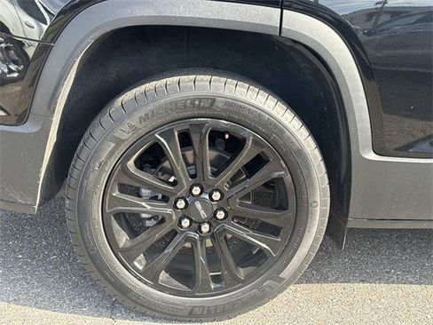 Used 2023 GMC Acadia SLE w/ Elevation Edition image 5