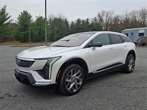 Certified 2025 Cadillac Optiq Luxury 2 w/ LPO, Floor Liner Package image 3