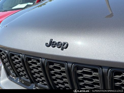 Used 2025 Jeep Grand Cherokee Altitude AWD/4WD image 7