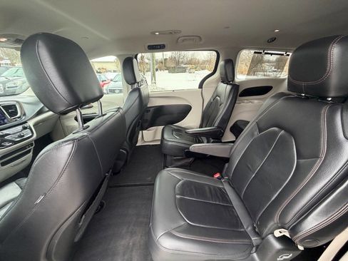 Used 2017 Chrysler Pacifica Touring-L image 11