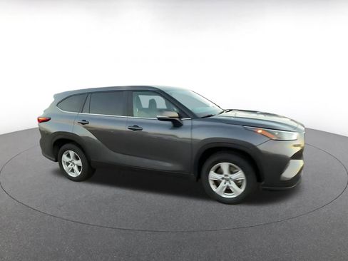 Used 2025 Toyota Highlander LE image 2
