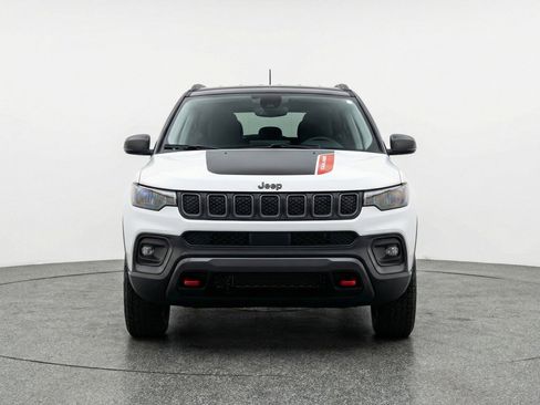Used 2025 Jeep Compass Trailhawk AWD/4WD image 2