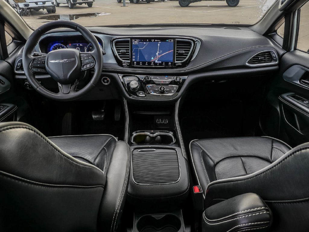 Used 2025 Chrysler Pacifica Limited FWD image 30