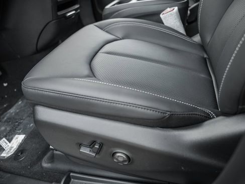 New 2025 Chrysler Pacifica Select image 30