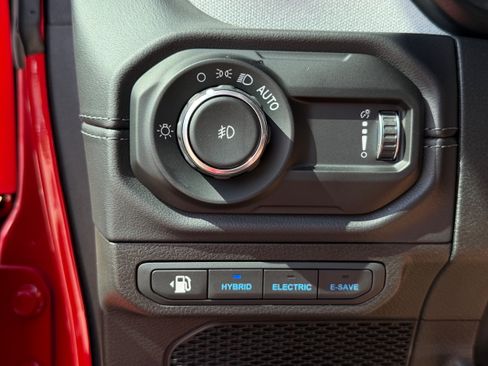 Used 2025 Jeep Wrangler Unlimited Sahara AWD/4WD image 24