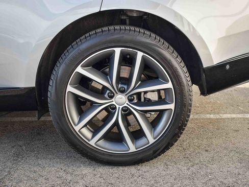 Certified 2025 Land Rover Range Rover SE image 13