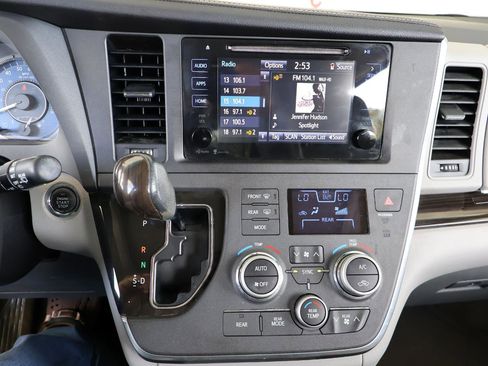 Used 2015 Toyota Sienna XLE image 47