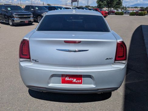 Used 2019 Chrysler 300 Touring w/ Sport Appearance Package RWD image 4