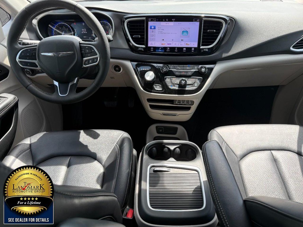 Used 2024 Chrysler Pacifica Touring-L FWD image 18