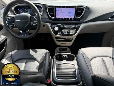 Used 2024 Chrysler Pacifica Touring-L FWD image 18