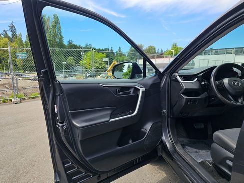 Used 2019 Toyota RAV4 LE w/ Carpet Mat Package AWD/4WD image 18
